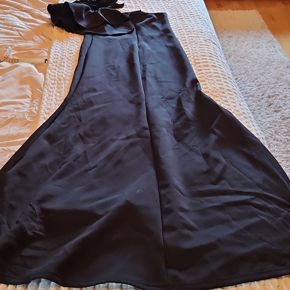 Elegant Black Evening Dress Medium - Picture 5 of 6